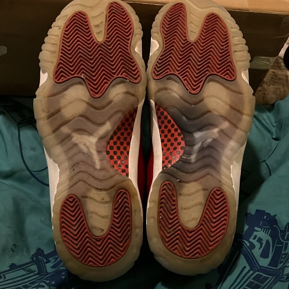 What are you saying share key details like brand size and color (required) . - Picture 5 of 7